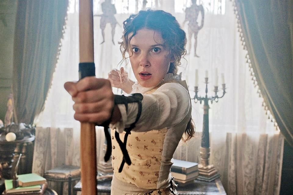 Millie Bobby Brown encarna a Enola, quien mostrará sus habilidades detectivescas a sus hermanos Sherlock (Henry Cavill) y Mycroft (Sam Claflin).