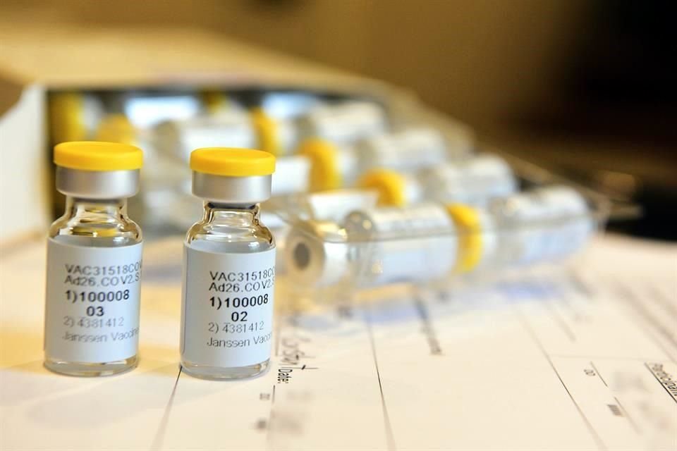 La investigación y ensayos clínicos de esta vacuna está liderados por la empresa Janssen, pero en la misma participan numerosos institutos y centros de investigación estadounidenses.