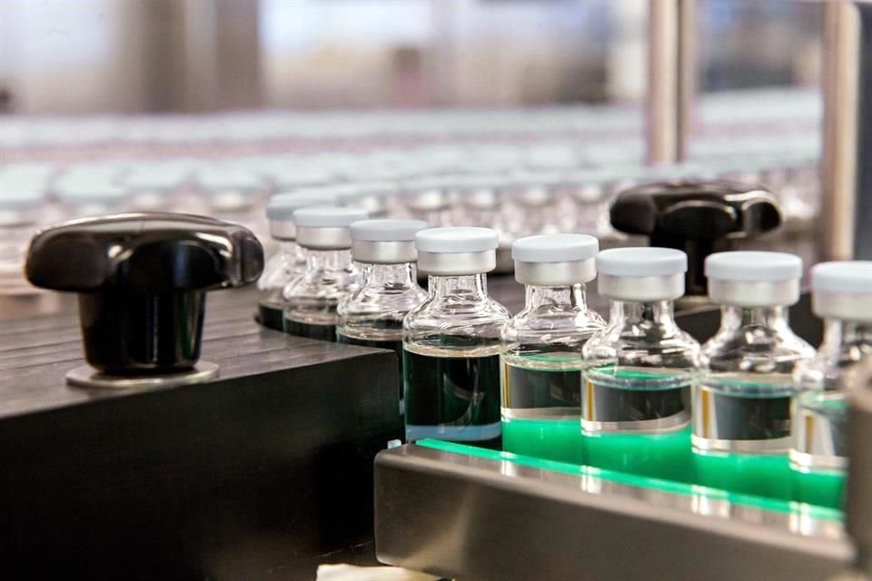 La producción de la vacuna AstraZeneca, se detuvo en la planta Emergent después de que los ingredientes de esa inyección contaminaron un lote de la vacuna J&J con millones de dosis.