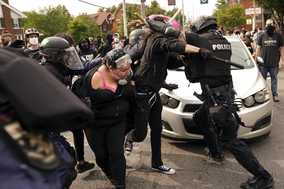 Manifestantes y policías chocaron durante la protesta en Kentucky.