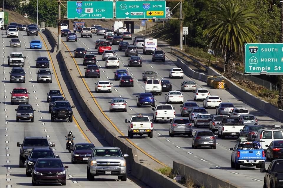 California prohibirá la venta de nuevos vehículos de pasajeros con motor de gasolina para el año 2035, anuncia el Gobernador Gavin Newsom.