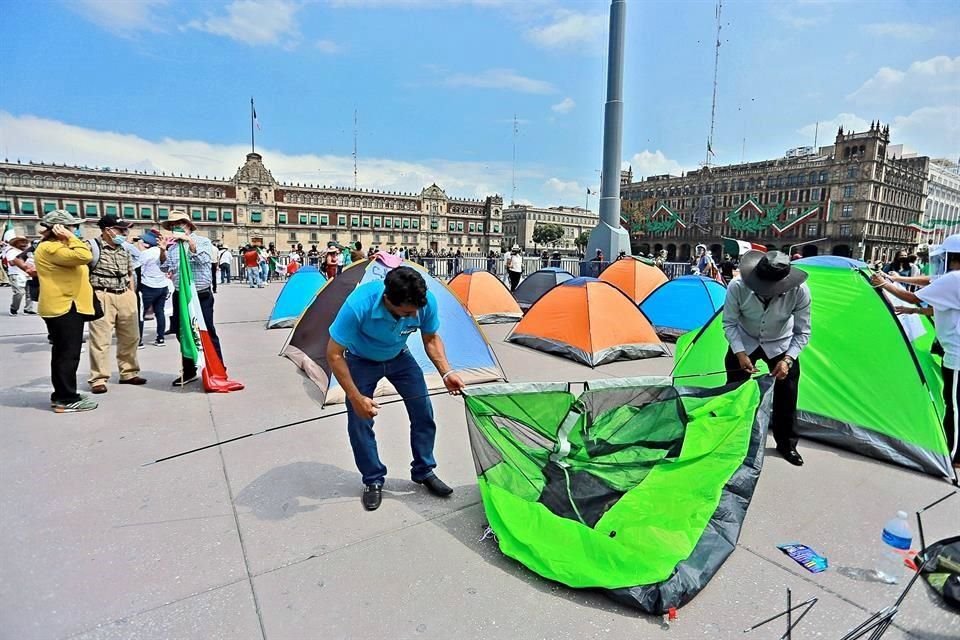 Integrantes de Frena que desde el sábado se mantenían en Avenida Juárez lograron entrar a la plancha del Zócalo, donde instalaron casas de campaña.