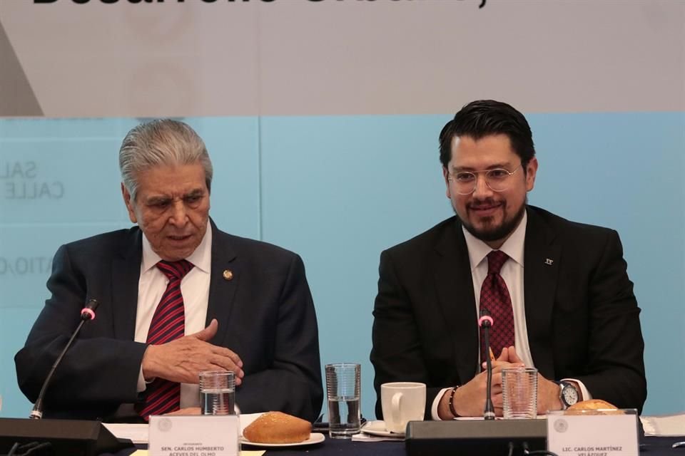 Carlos Aceves del Olmo, senador del PRI y líder nacional de la CTM (izq). Carlos Martínez, titular del Infonavit.