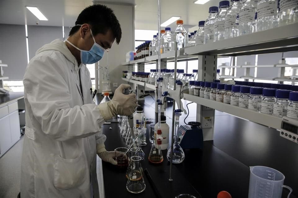 Funcionarios de salud chinos indiciaron que los ensayos de las vacunas que desarrolla su país han obtenido resultados 'muy sólidos'.