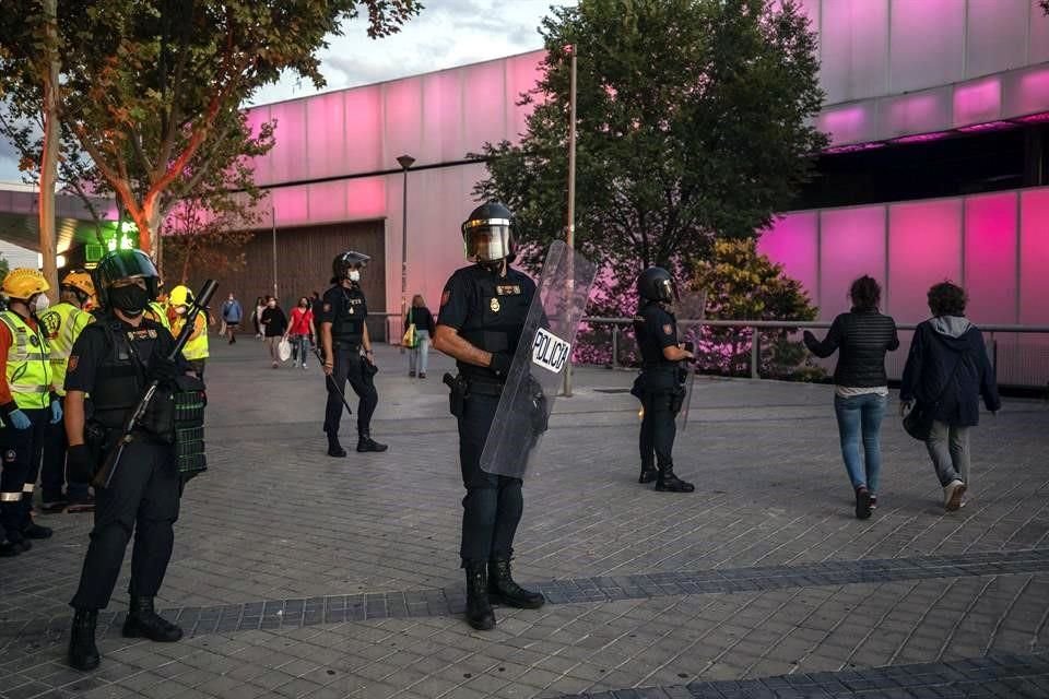 Manifestantes de las zonas confinadas han protestado por las medidas.
