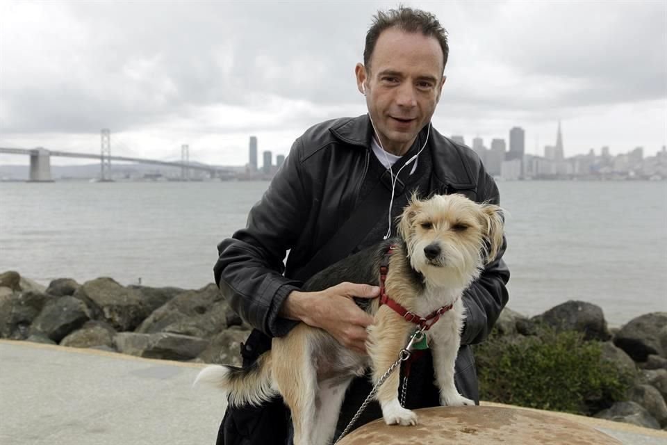 Timothy Ray Brown en una foto de 2011 con su perro, en San Francisco, California.