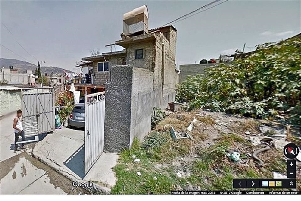 En el Estado de México se registró un lote baldío junto a una vivienda en Ecatepec.