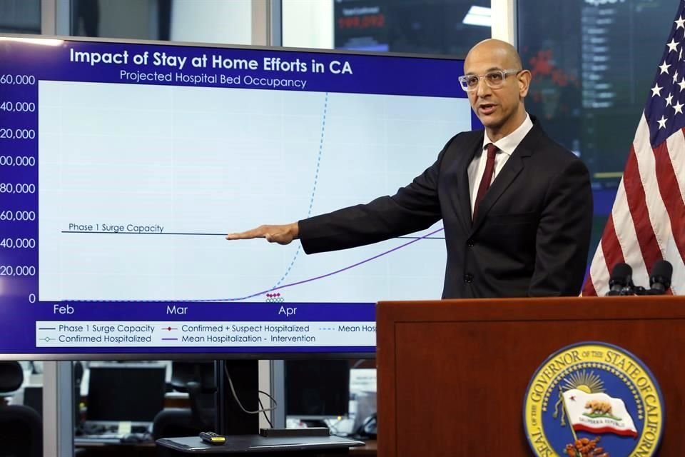 El Secretario de Salud de california, Mark Ghaly, durante una conferencia de prensa en abril.