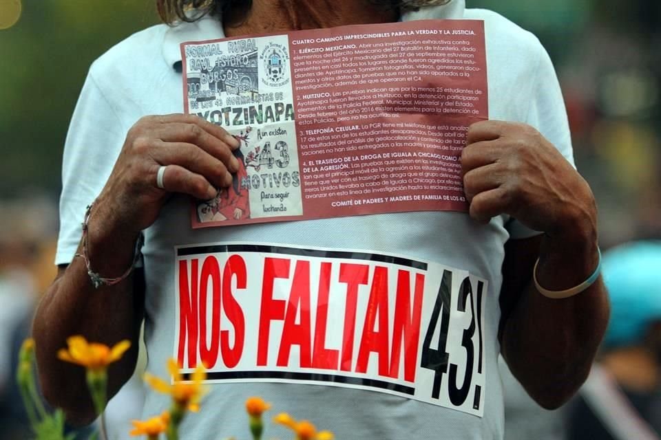 Los 43 normalistas de Ayotzinapa fueron detenidos junto con una treintena de personas ms en una operacin conjunta de militares, policas y sicarios, segn el expendiente.