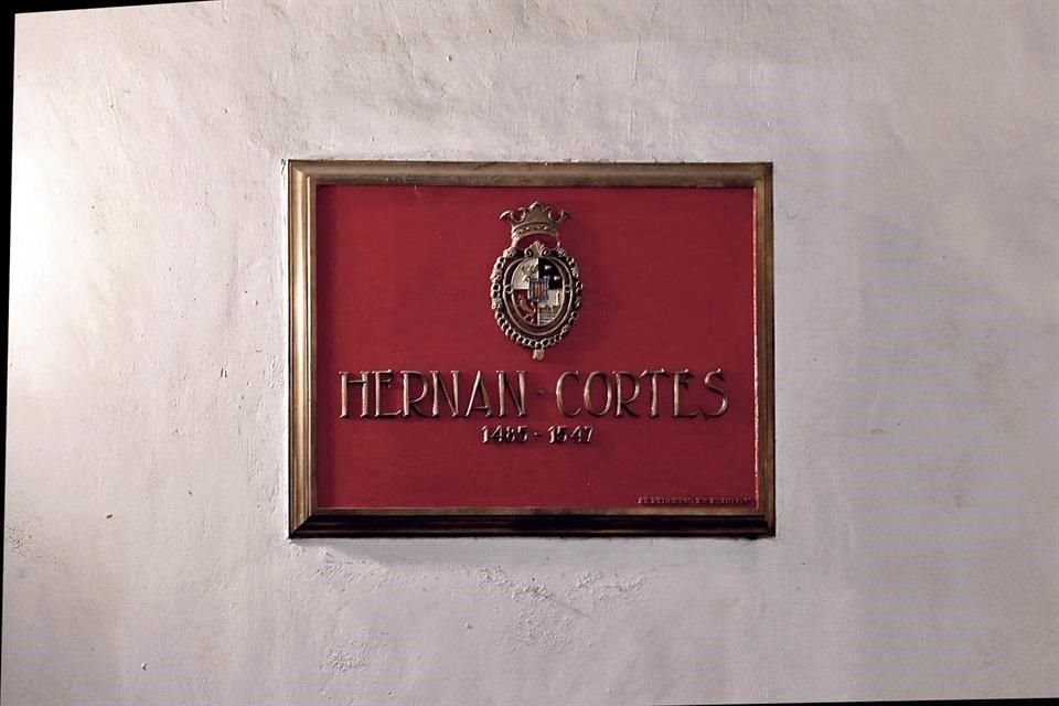 El 9 de julio de 1947, cuatro siglos después de la muerte de Cortés, se reinhumaron en el mismo nicho donde se hallaron con una placa de bronce que dice 'Hernán Cortés, 1485-1547'.
