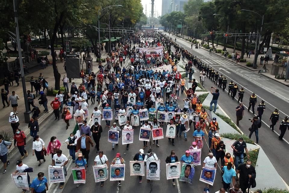 Este sábado, familiares y activistas marcharon por los seis años de la desaparición forzada de los normalistas.