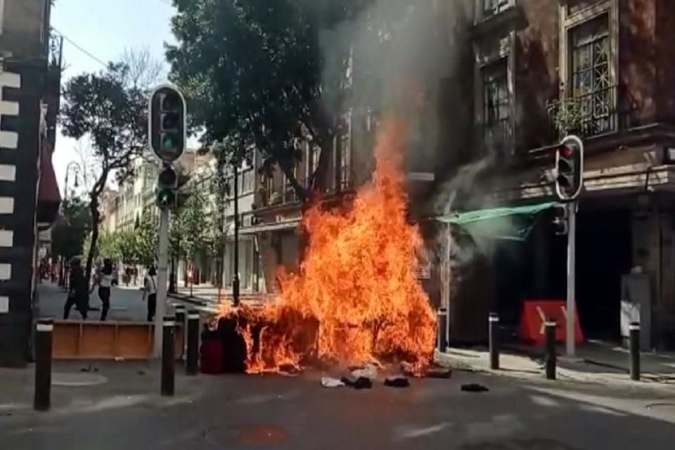 Bomberos combatieron un incendio en el cruce de las calles Chile y Cuba, provocado por quienes se dirigían al Congreso local.