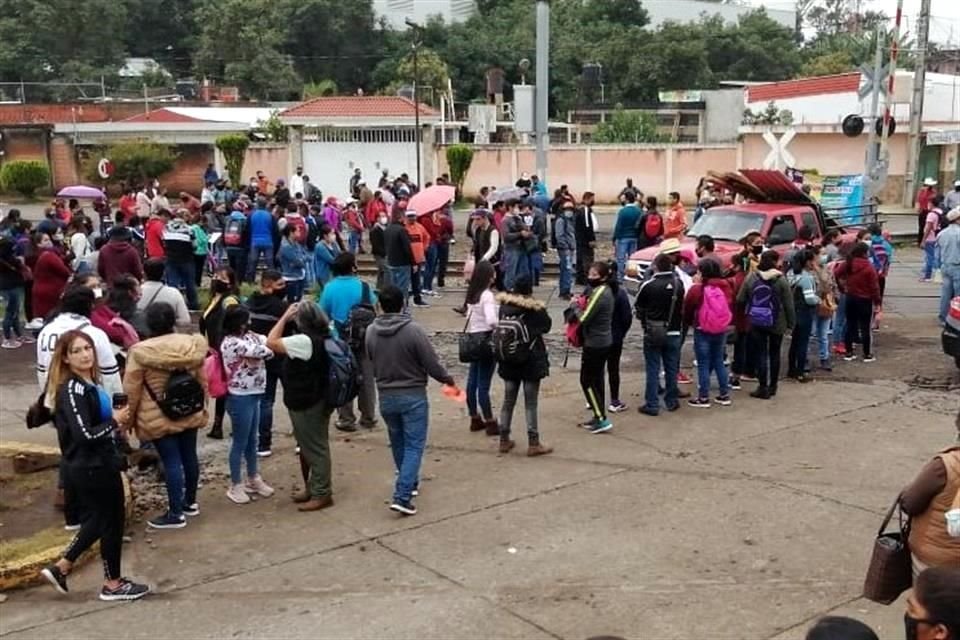 Los maestros de la Sección 18 de la CNTE, junto con normalistas, mantienen un plantón en las vías del tren que pasan por Pátzcuaro, Uruapan (Caltzotzin) y en Yurécuaro.
