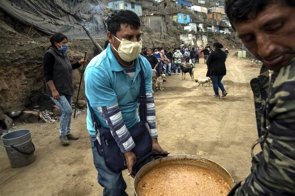 Las ollas comunitarias han tenido que regresar en comunidades de varios países, como Perú, para combatir el hambre.