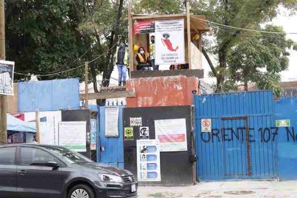 Entrada principal a la construccin en Tablas de San Agustn. Desde una cabina (derecha), las mujeres vigilan permanentemente. 