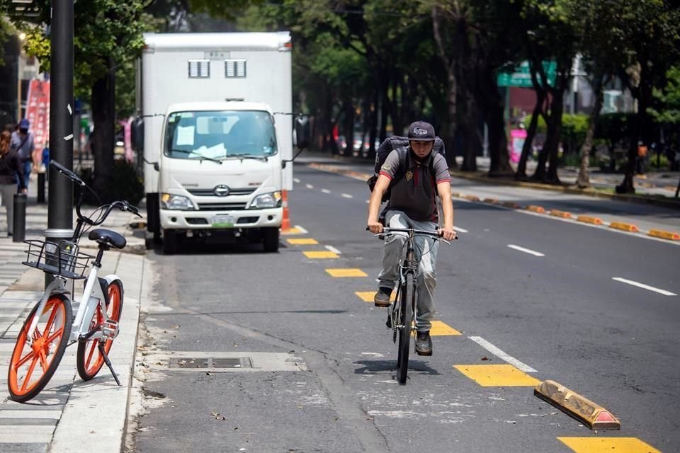 Usuarios de transporte público y automóvil han migrado a la bicicleta con la ciclovía en Insurgentes.