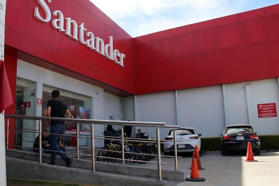 El margen financiero de Santander cayó 7.8% anual en el trimestre,