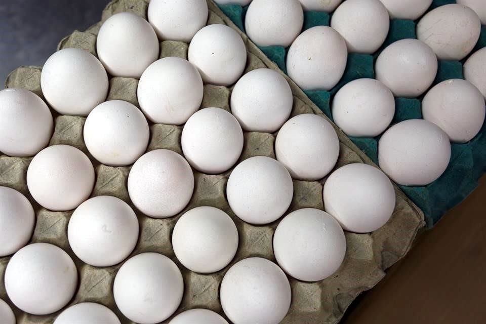 huevo aumenta el precio, vendedores y clientes  en el mercado de abastos