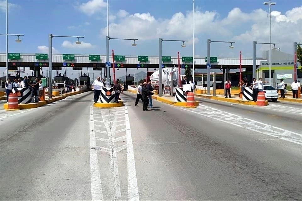 Grupos se turnan para cobrar cuotas a automovilistas en casetas de autopista México-Pachuca.