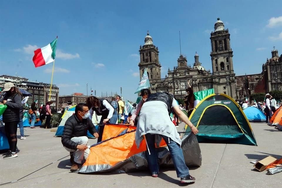 Los manifestantes ampliaron su protesta en la plancha del Zócalo poniendo más casas de campaña.