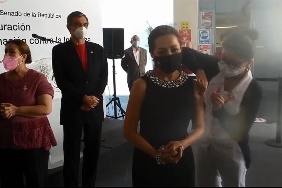 La senadora panista Josefina Vázquez Mota, de las primeras en vacunarse.