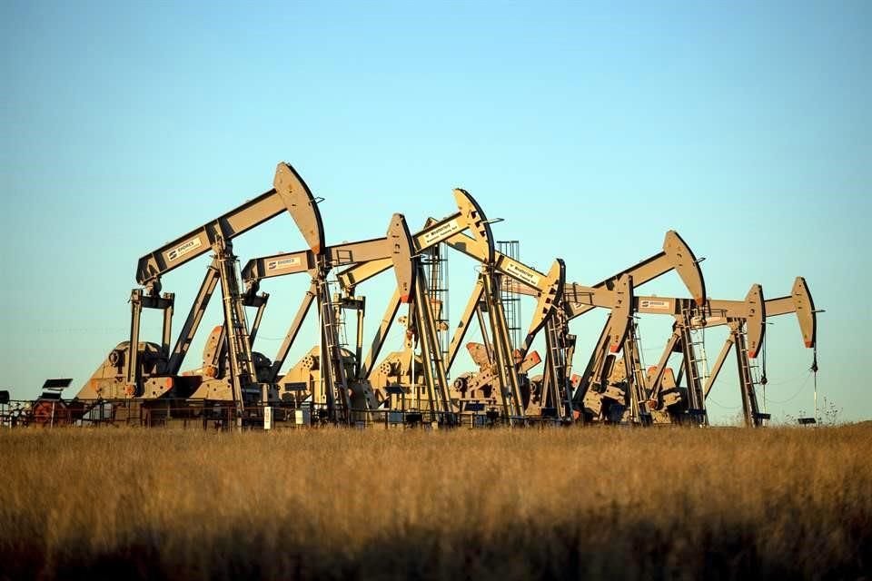 Los precios del petróleo caen en medio de presiones por un alza mayor de lo esperado en los inventarios petroleros.