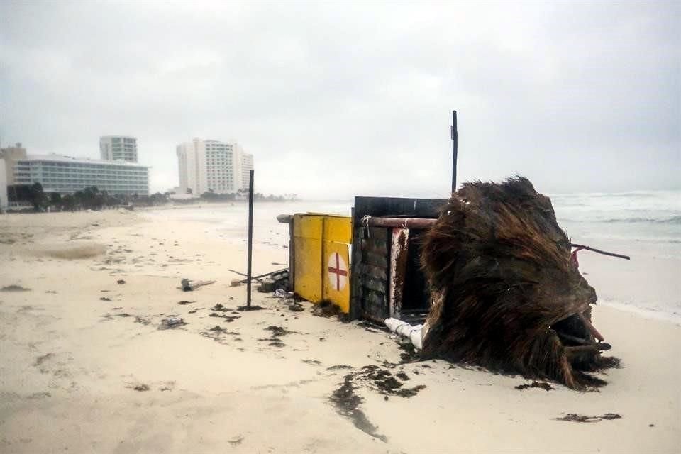 Una torre de salvavidas yace de costado luego que fuera derribada por el huracán 'Delta' en su paso por Cancún la madrugada de este miércoles.