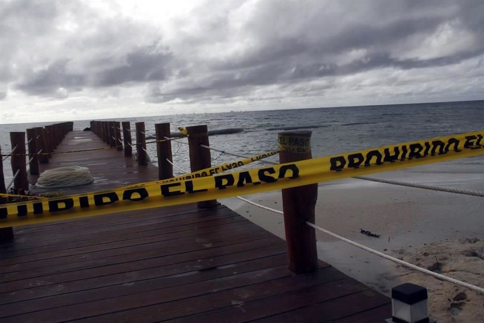 Un muelle está cerrado al público antes de que el huracán 'Delta' llegue cerca de Playa del Carmen.