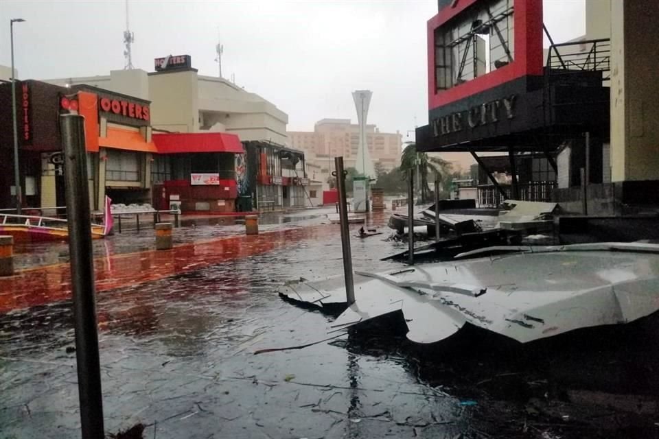 Encharcamientos y daños también se presentaron en alrededores de la zona hotelera de Cancún.