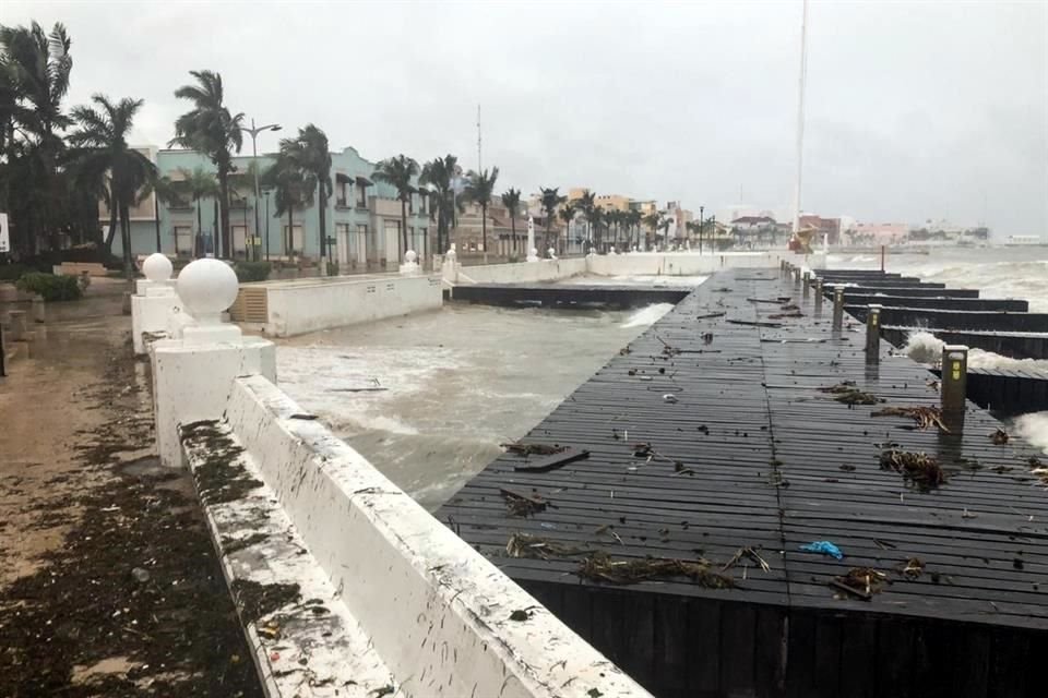 En Cozumel se registraron afectaciones y daños ante los fuertes vientos.