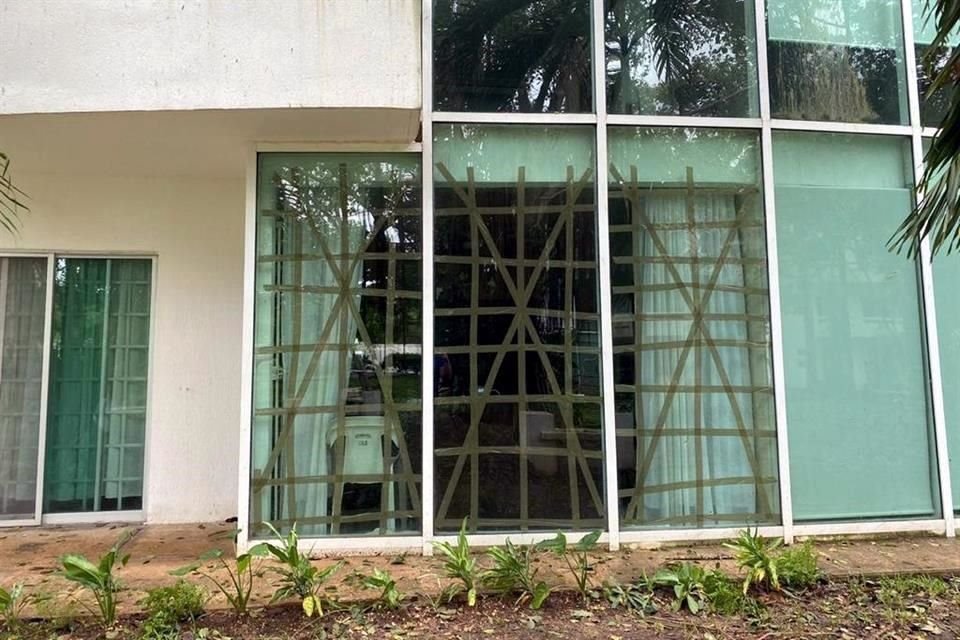 En Playa del Carmen, las ventanas fueron reforzadas con cinta adhesiva.
