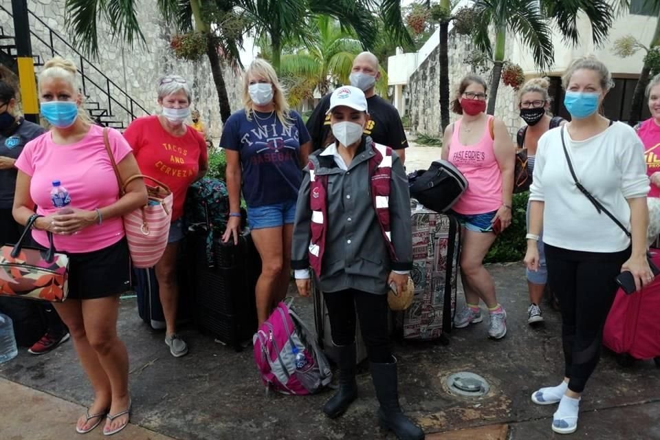 Turistas extranjeros fueron sorprendidos por la llegada del huracán 'Delta' a Quintana Roo.