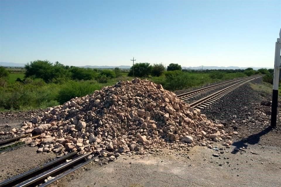 Los agricultores reforzaron el bloqueo con piedras y tierra sobre las vías del tren en Meoqui.
