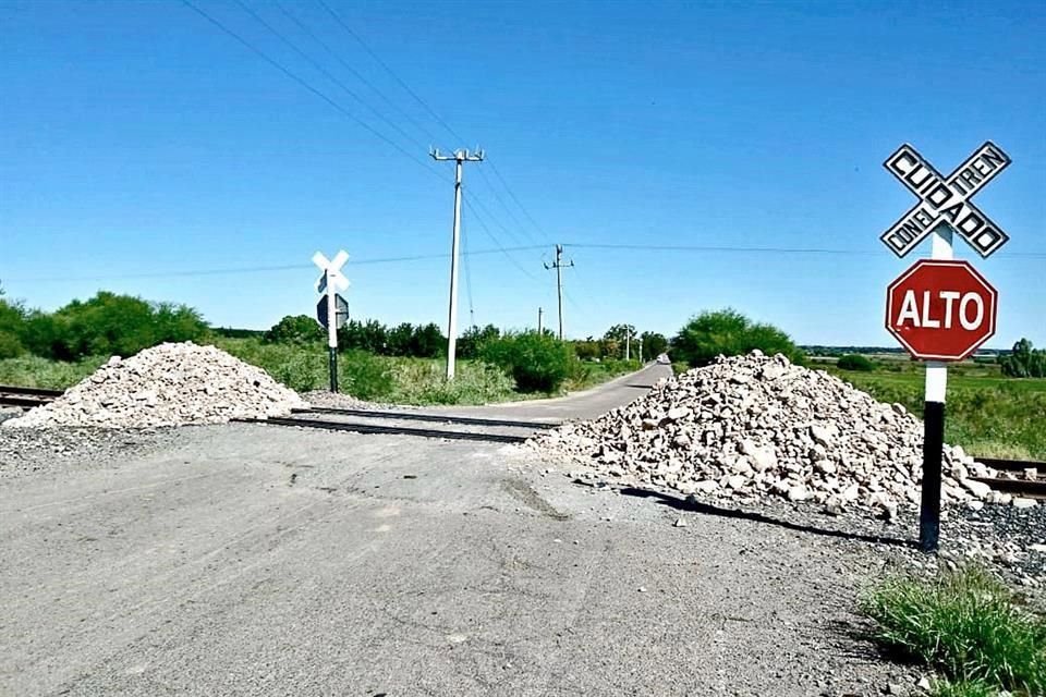 En las vías del tren de la comunidad de Estación Consuelo, los agricultores colocaron ocho montones de tierra en un trayecto de aproximadamente 8 kilómetros.