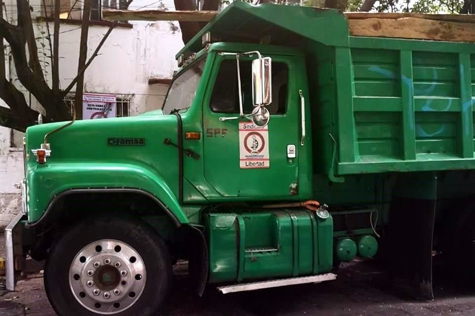 El lugar y los camiones de materiales empleados para el retiro de cascajo portaban emblemas del Sindicato Libertad.