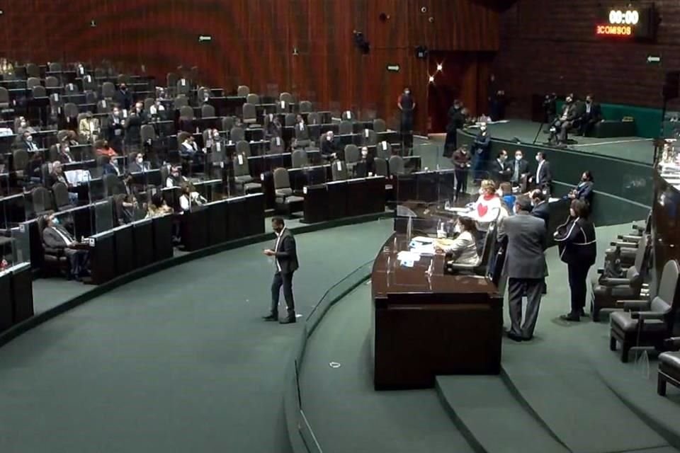 Tras 20 horas de sesión, diputados avalaron la extinción de 109 fideicomisos; dictamen va aL Senado.