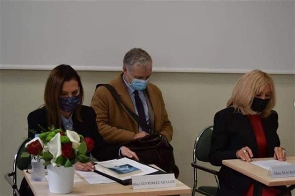 La escritora leyó un poema de Amado Nervo en el Liceo Carlomagno, junto a la esposa del Presidente francés.