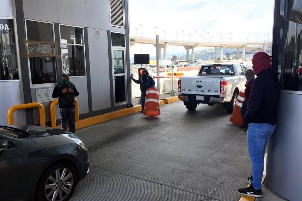 10:20 horas. ARRANCAN. Normalistas de Ayotzinapa arribaron a la caseta de Tlalpan para abrir el paso a los automovilistas a cambio de una cuota voluntaria.