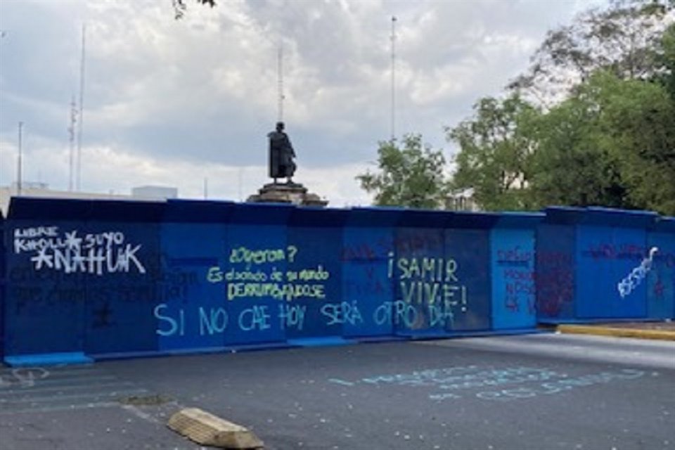 Poco antes de ser retirada, manifestantes realizaron pintas en las vallas de color azul con frases de rechazo hacia el Monumento de Cristóbal Colón.