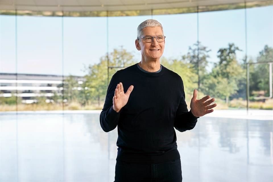 Tim Cook, CEO de Apple, dijo que la compañía compró casi 100 empresas más pequeñas en los últimos seis años.
