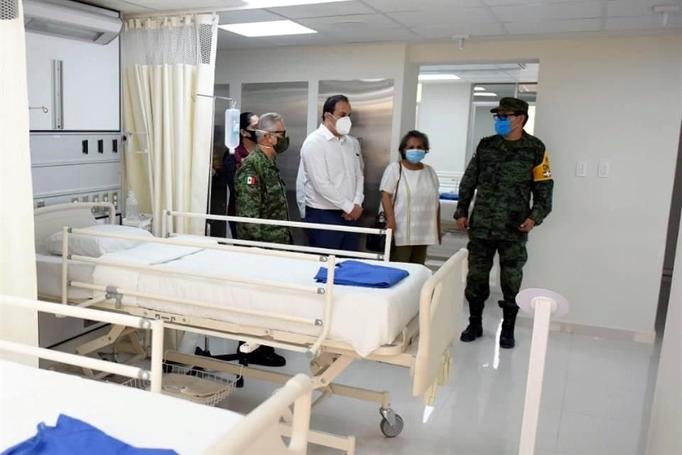 Elsa Veites y el Gobernador Cuauhtémoc Blanco durante una visita a un hospital militar en mayo pasado.
