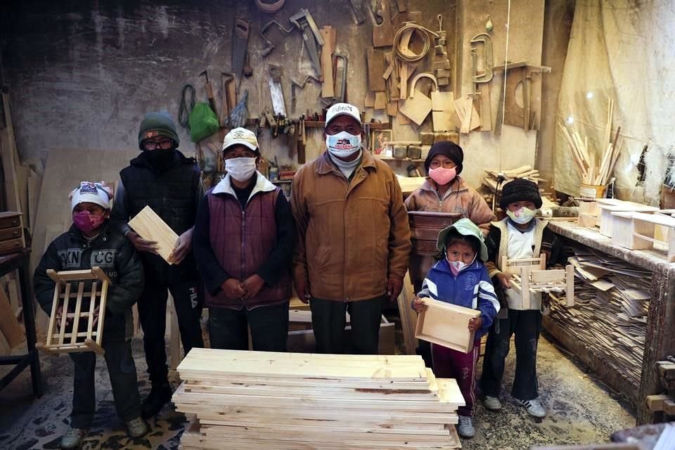 La familia Delgado posa para una foto en su carpintería de El Alto, Bolivia.