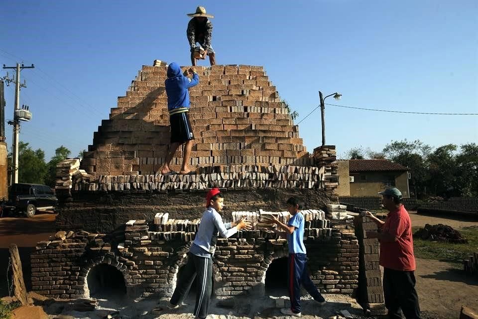Niños trabajan moviendo ladrillos en Paraguay.