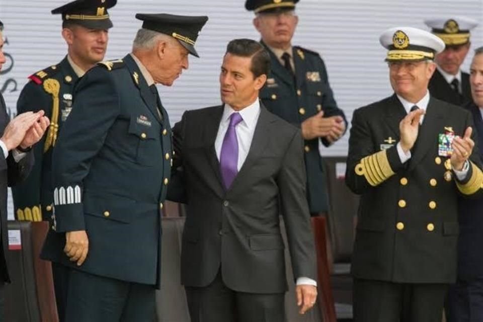 'Usted, señor Presidente, ha mostrado su empatía con soldados y sus familias haciéndose merecedor de respeto y admiración', le dijo Cienfuegos a Peña Nieto en noviembre de 2018.
