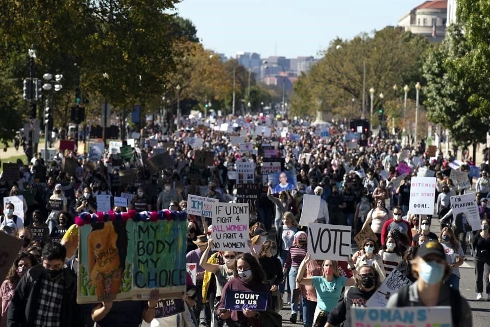 Miles de mujeres marchan en la Avenida de la Constitución, este sábado, en Washington.