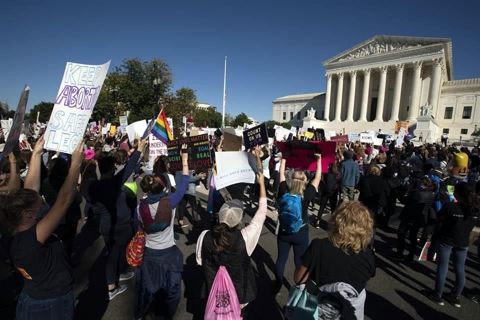 Un grupo de mujeres se manifiesta frente a la sede de la Suprema Corte.