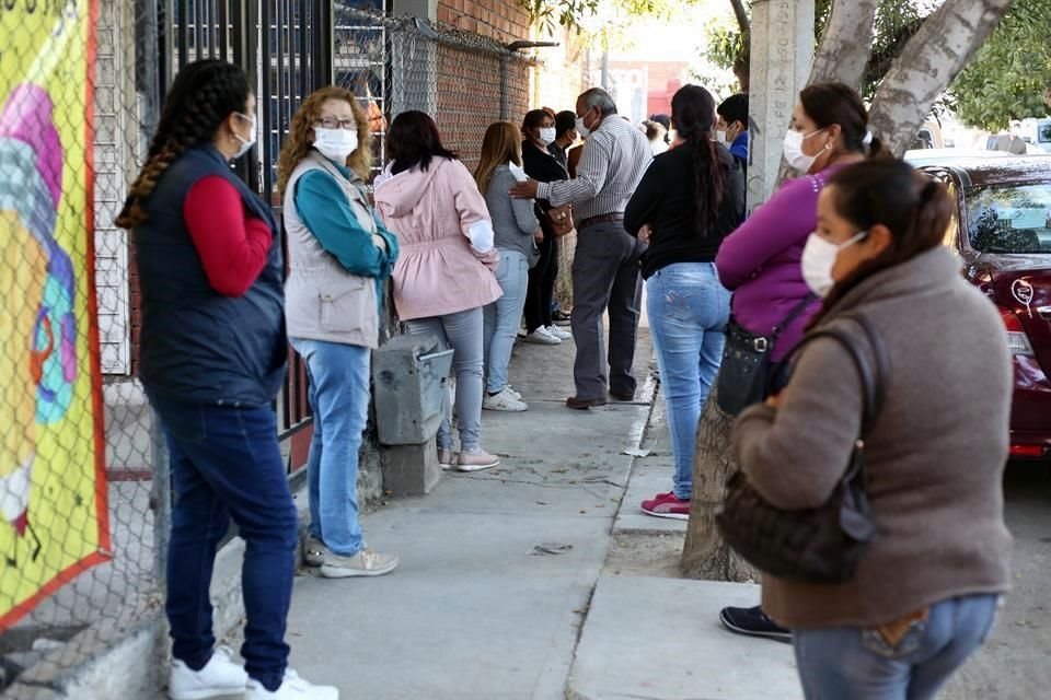Desde temprana hora, largas filas se registraron en Coahuila. En la espera, los adultos mayores se vieron forzados a ingresar y pedir que se les diera preferencia.<br>