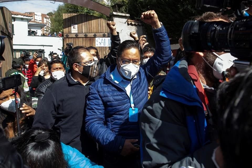 El candidato del Movimiento al Socialismo (MAS), Luis Arce, saluda luego de votar en una escuela en la ciudad de La Paz, Bolivia.