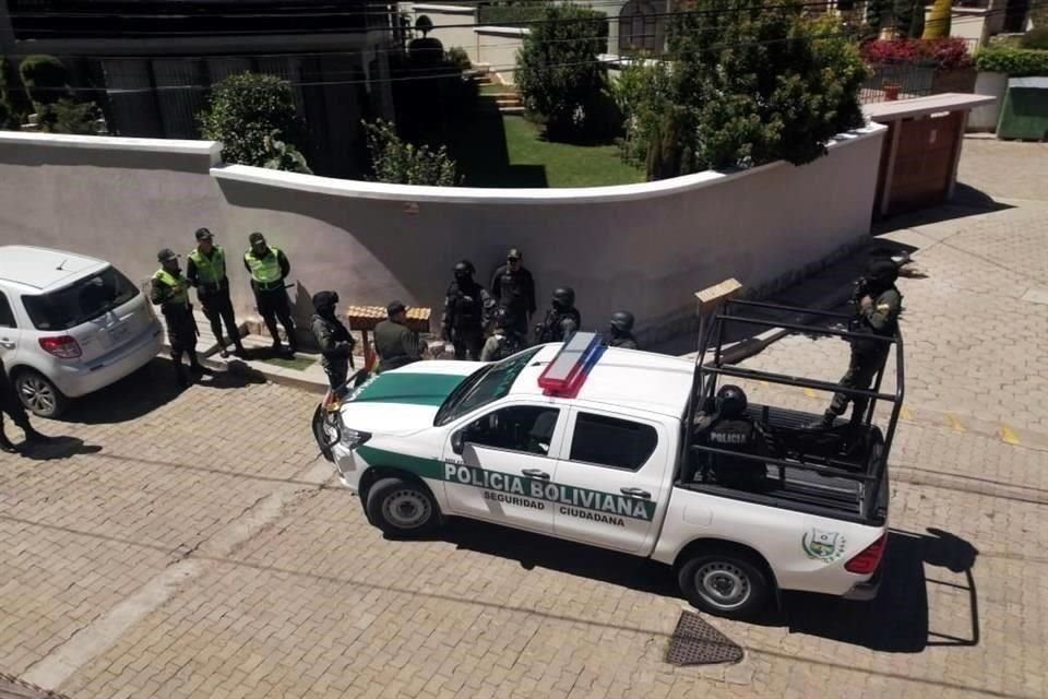 Policías de Bolivia cercaron varias veces la residencia oficial mexicana en La Paz.