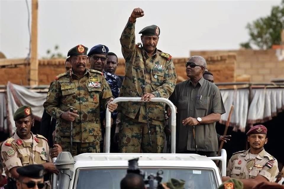 El general Abdel-Farrah Burhan, jefe del consejo soberano gobernante de Sudán, celebró la determinación de Washington y la calificó como un 'paso constructivo'.